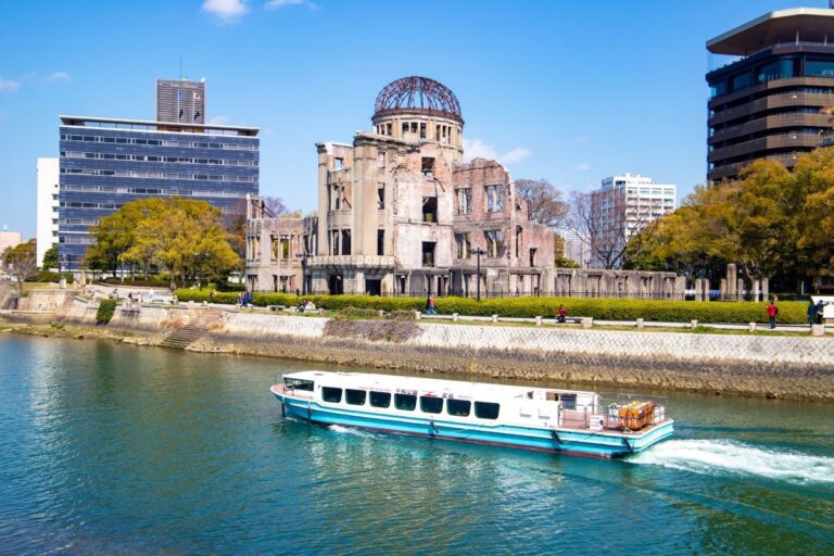 A tour boat that runs along the river in Hiroshima