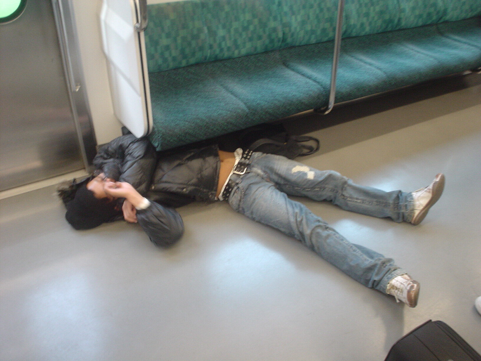 japanese-sleeping-style-in-train